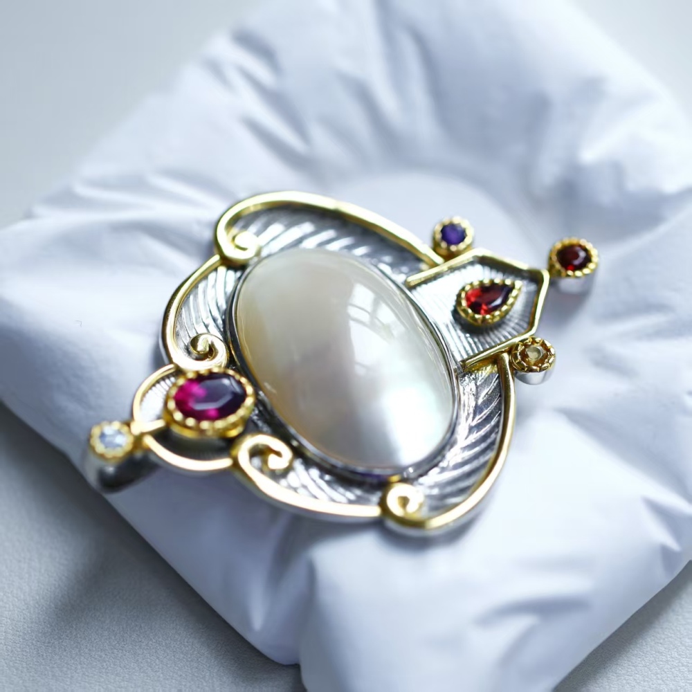 Sea water egg surface warm glow Hong Kong-style luxurious auspicious cloud pendant with silver inlaid mabe pearl, heavy industry women's neck accessory pendant