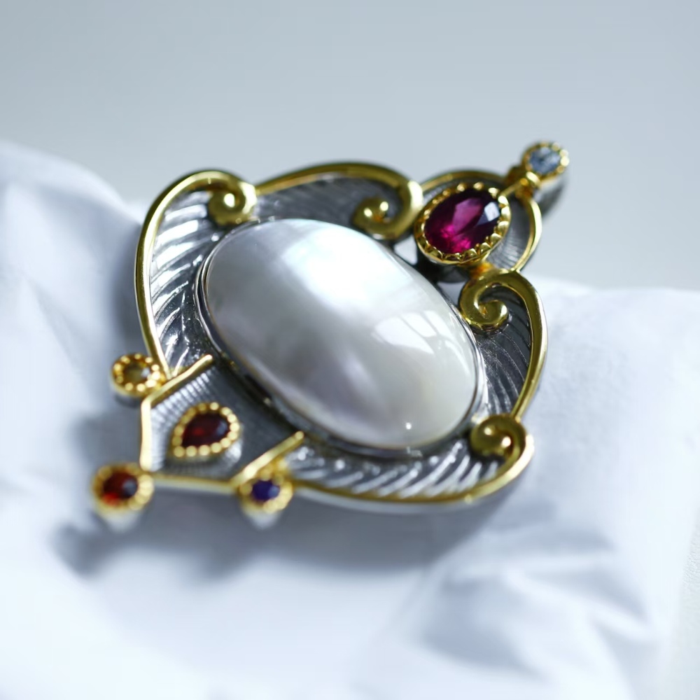Sea water egg surface warm glow Hong Kong-style luxurious auspicious cloud pendant with silver inlaid mabe pearl, heavy industry women's neck accessory pendant