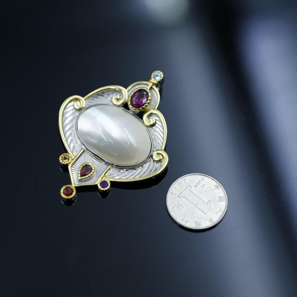 Sea water egg surface warm glow Hong Kong-style luxurious auspicious cloud pendant with silver inlaid mabe pearl, heavy industry women's neck accessory pendant