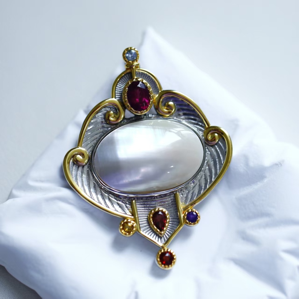 Sea water egg surface warm glow Hong Kong-style luxurious auspicious cloud pendant with silver inlaid mabe pearl, heavy industry women's neck accessory pendant