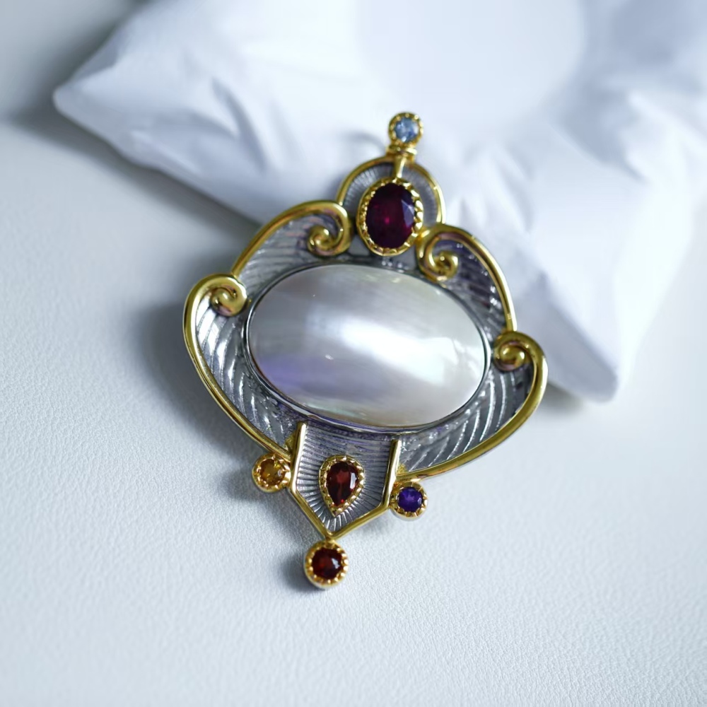 Sea water egg surface warm glow Hong Kong-style luxurious auspicious cloud pendant with silver inlaid mabe pearl, heavy industry women's neck accessory pendant