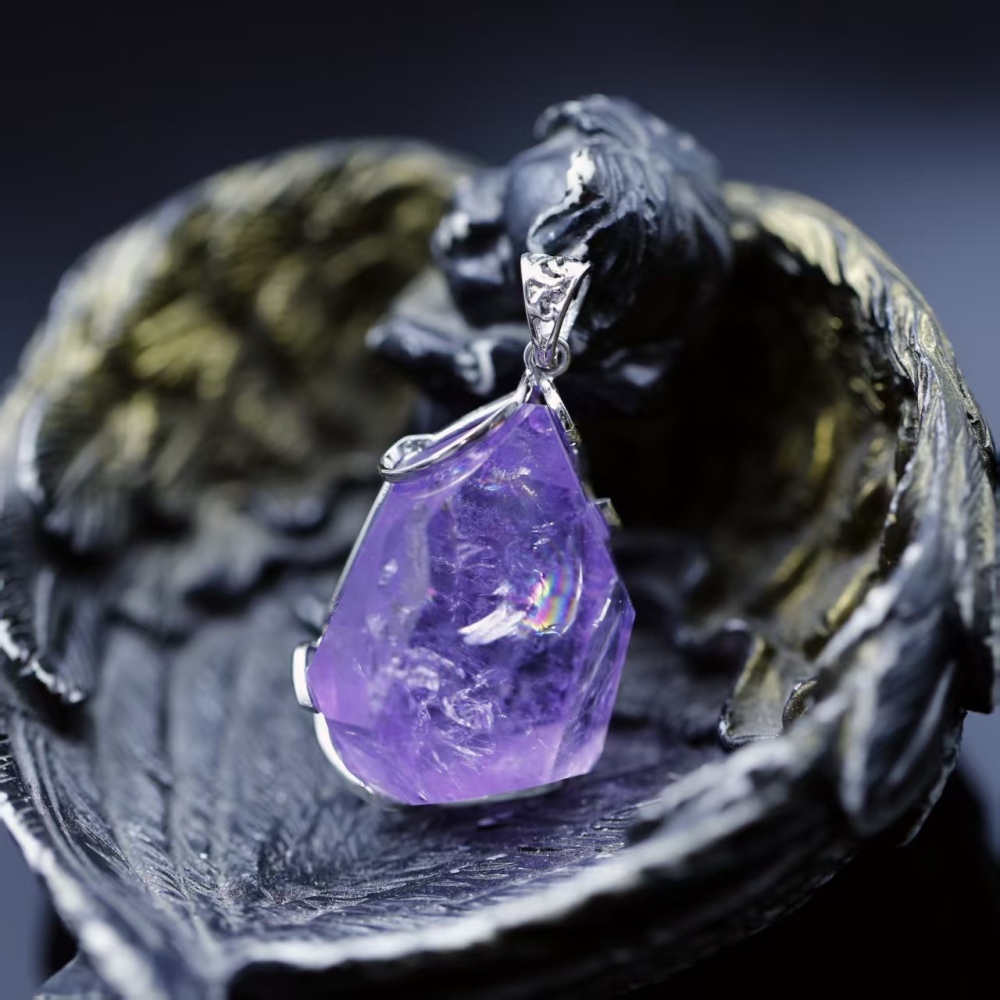 Fashionable cross-section conformal rainbow Asestelle silver set amethyst pendant, elegant fairy neck accessory
