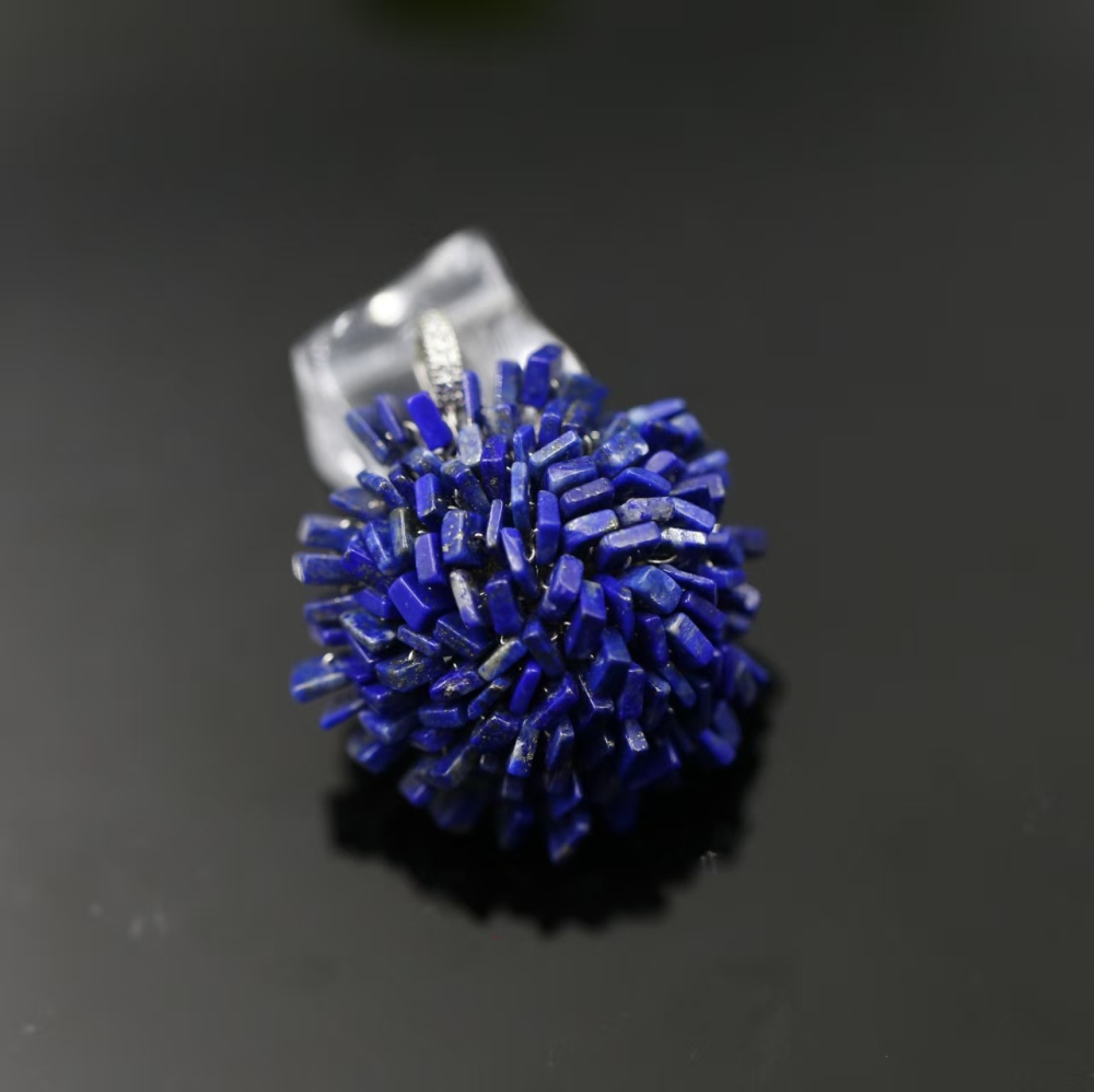 Hand-woven flower-shaped lapis lazuli pendant