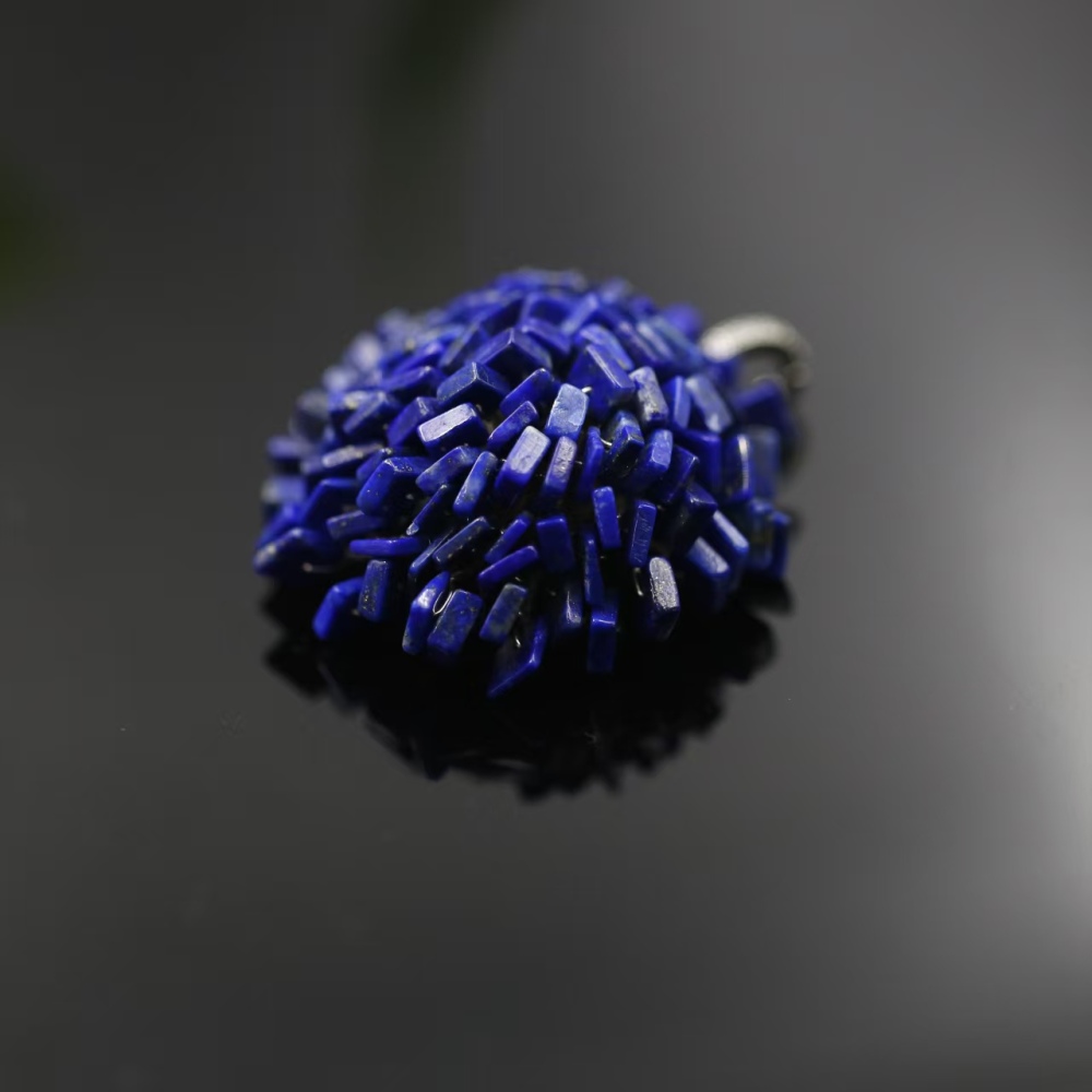 Hand-woven flower-shaped lapis lazuli pendant