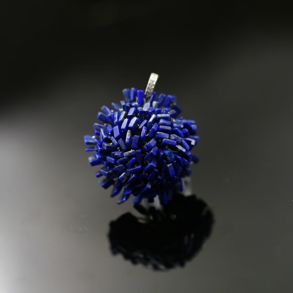 Hand-woven flower-shaped lapis lazuli pendant