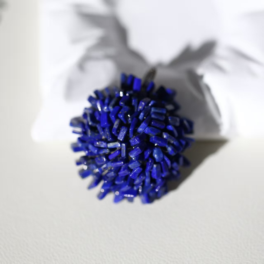 Hand-woven flower-shaped lapis lazuli pendant