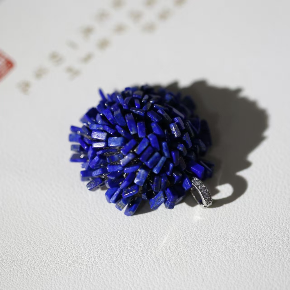Hand-woven flower-shaped lapis lazuli pendant