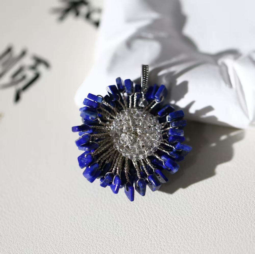 Hand-woven flower-shaped lapis lazuli pendant