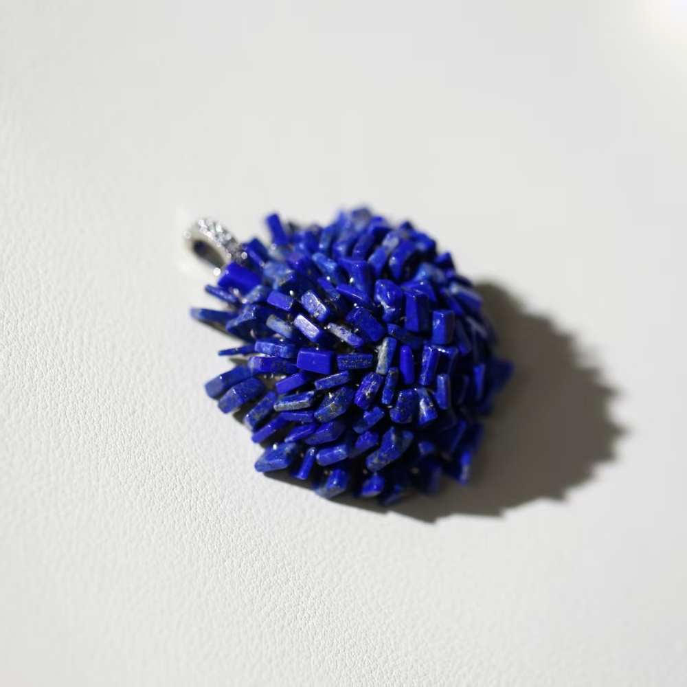 Hand-woven flower-shaped lapis lazuli pendant
