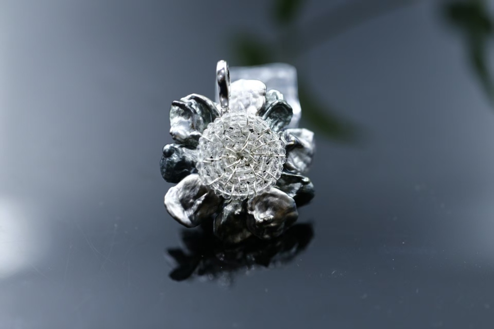 Hand-woven flower-shaped Tahitian Keshi pearl pendant