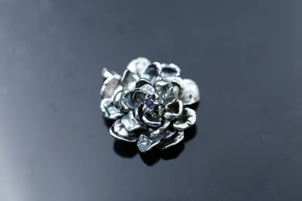 Hand-woven flower-shaped Tahitian Keshi pearl pendant
