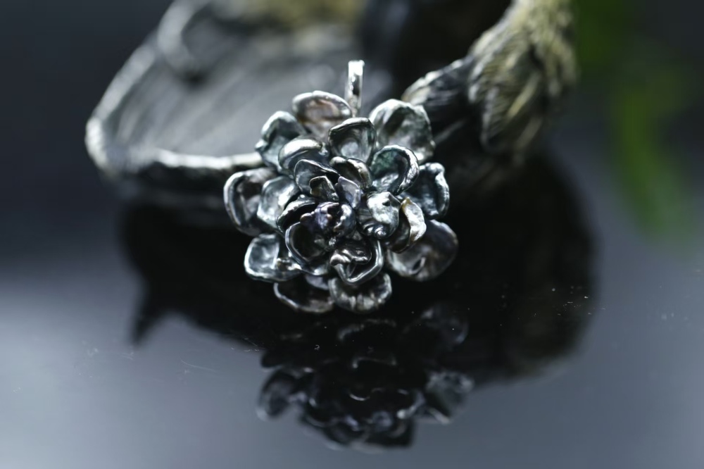 Hand-woven flower-shaped Tahitian Keshi pearl pendant