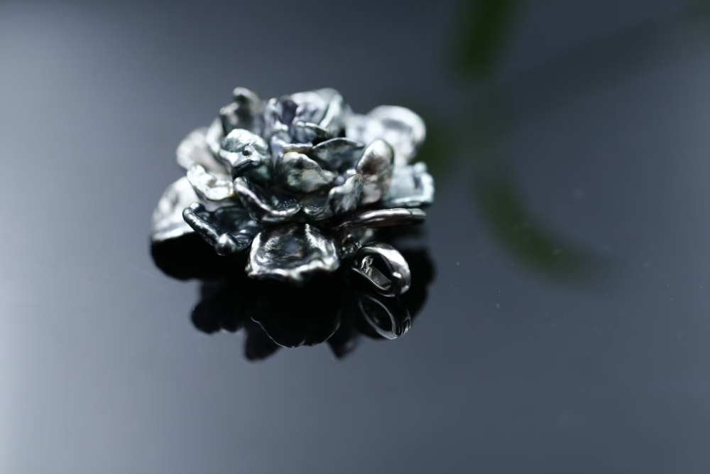 Hand-woven flower-shaped Tahitian Keshi pearl pendant