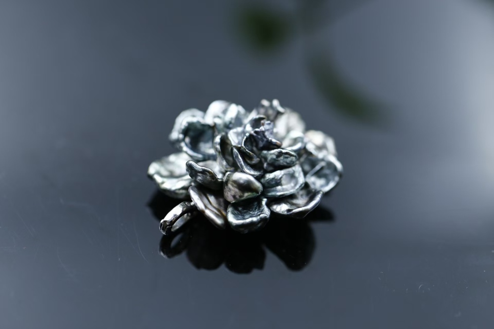 Hand-woven flower-shaped Tahitian Keshi pearl pendant