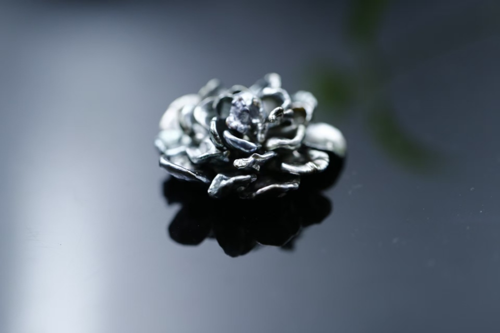 Hand-woven flower-shaped Tahitian Keshi pearl pendant