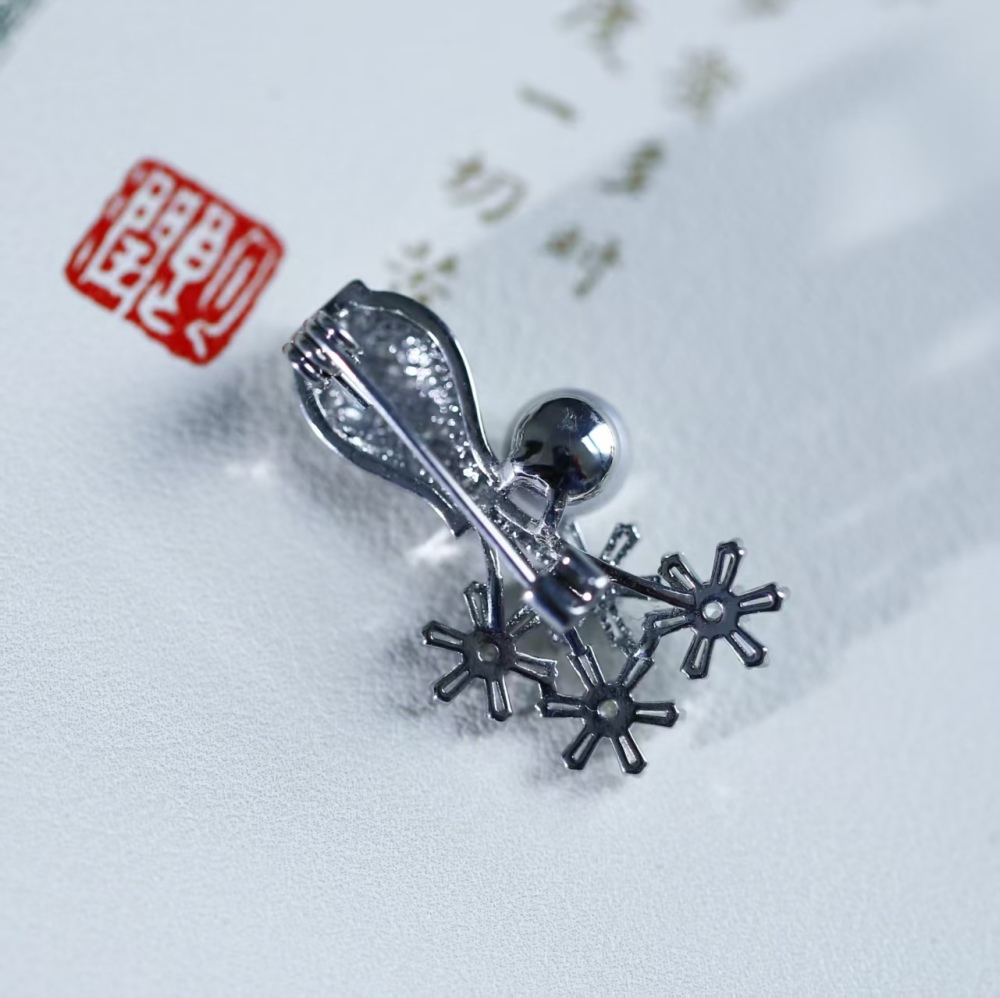 7mm sea water non-irradiated Akoya pearl brooch