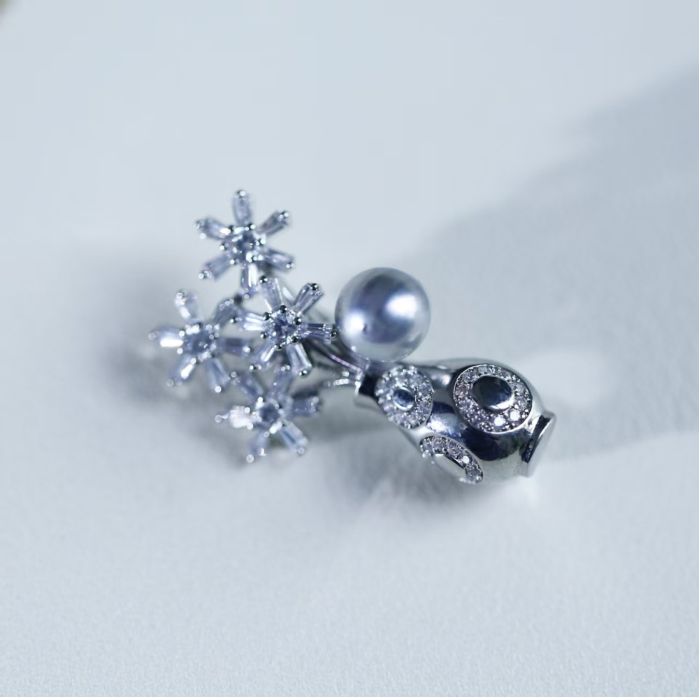 7mm sea water non-irradiated Akoya pearl brooch