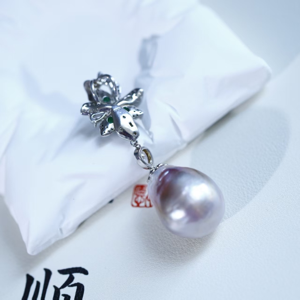 Large-sized freshwater light purple teardrop-shaped Baroque pearl silver inlaid pendant