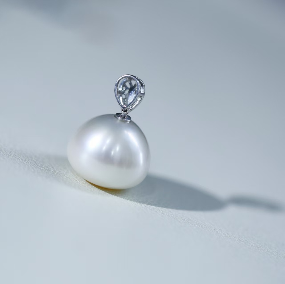 Freshwater flawless pyramid-shaped Baroque pearl 18K-gold inlaid pendant