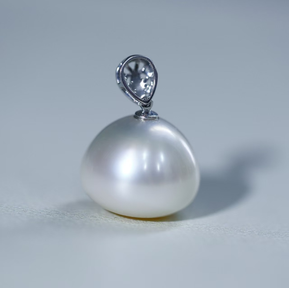 Freshwater flawless pyramid-shaped Baroque pearl 18K-gold inlaid pendant
