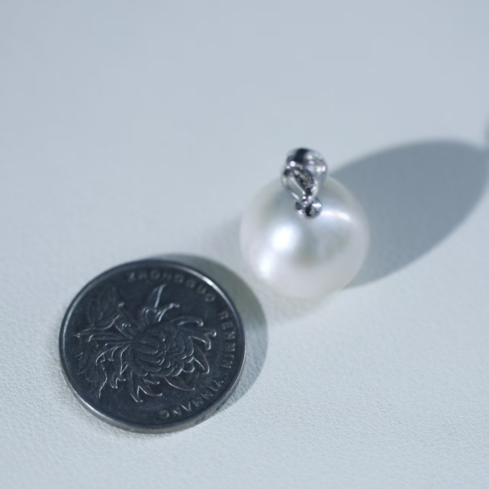 Freshwater flawless pyramid-shaped Baroque pearl 18K-gold inlaid pendant