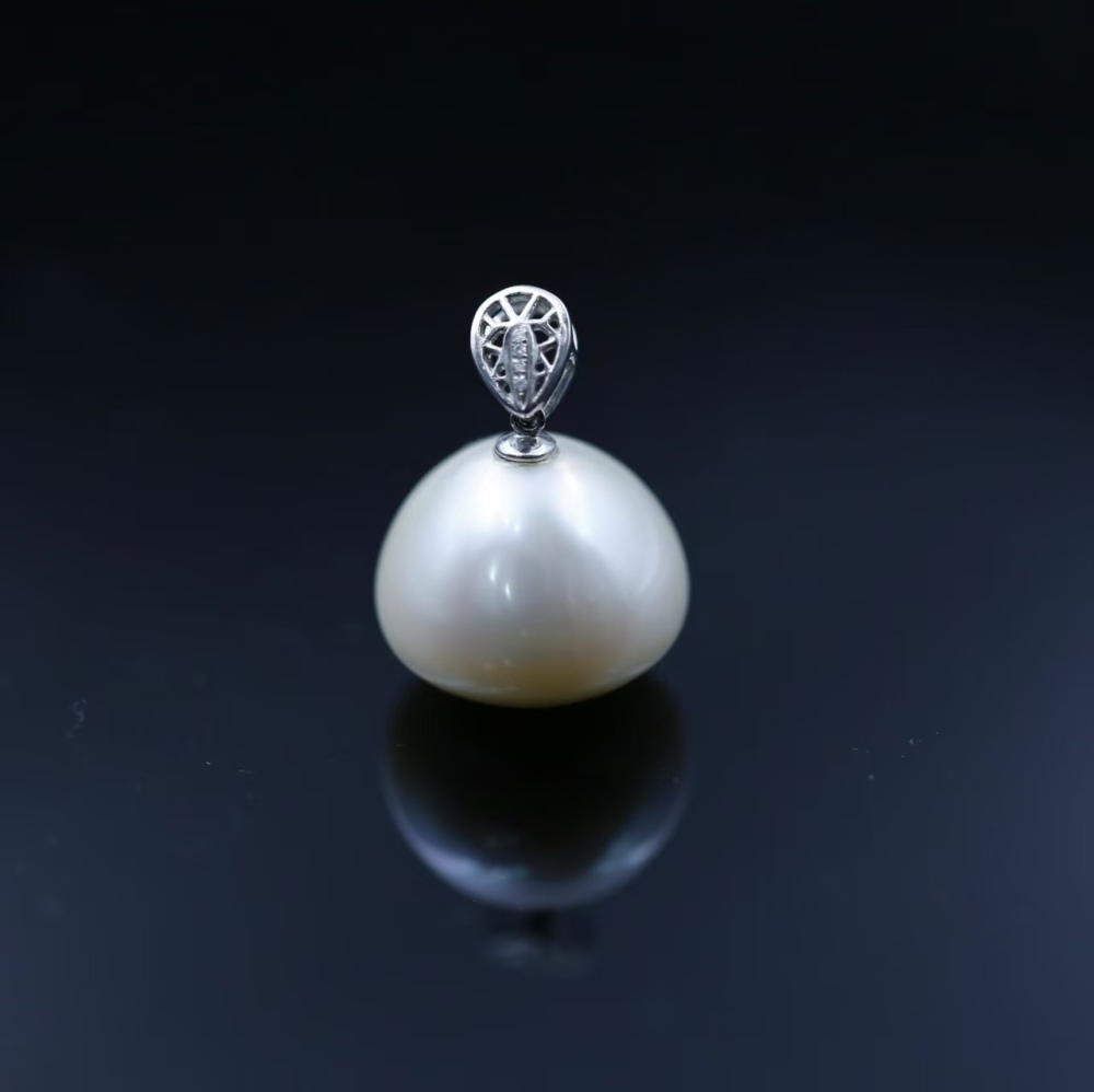 Freshwater flawless pyramid-shaped Baroque pearl 18K-gold inlaid pendant