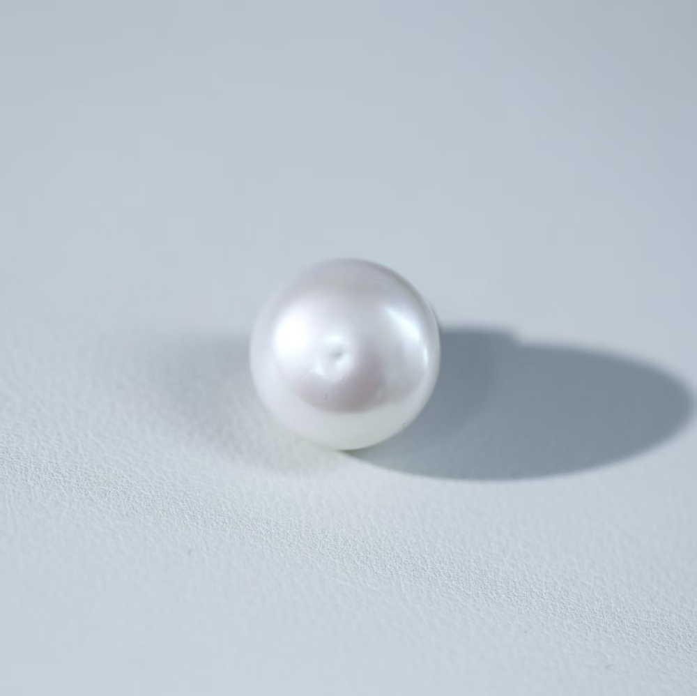 Freshwater flawless pyramid-shaped Baroque pearl 18K-gold inlaid pendant