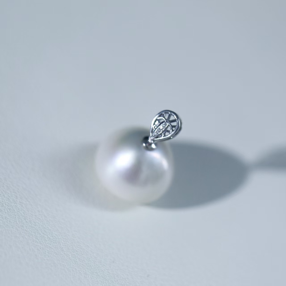 Freshwater flawless pyramid-shaped Baroque pearl 18K-gold inlaid pendant