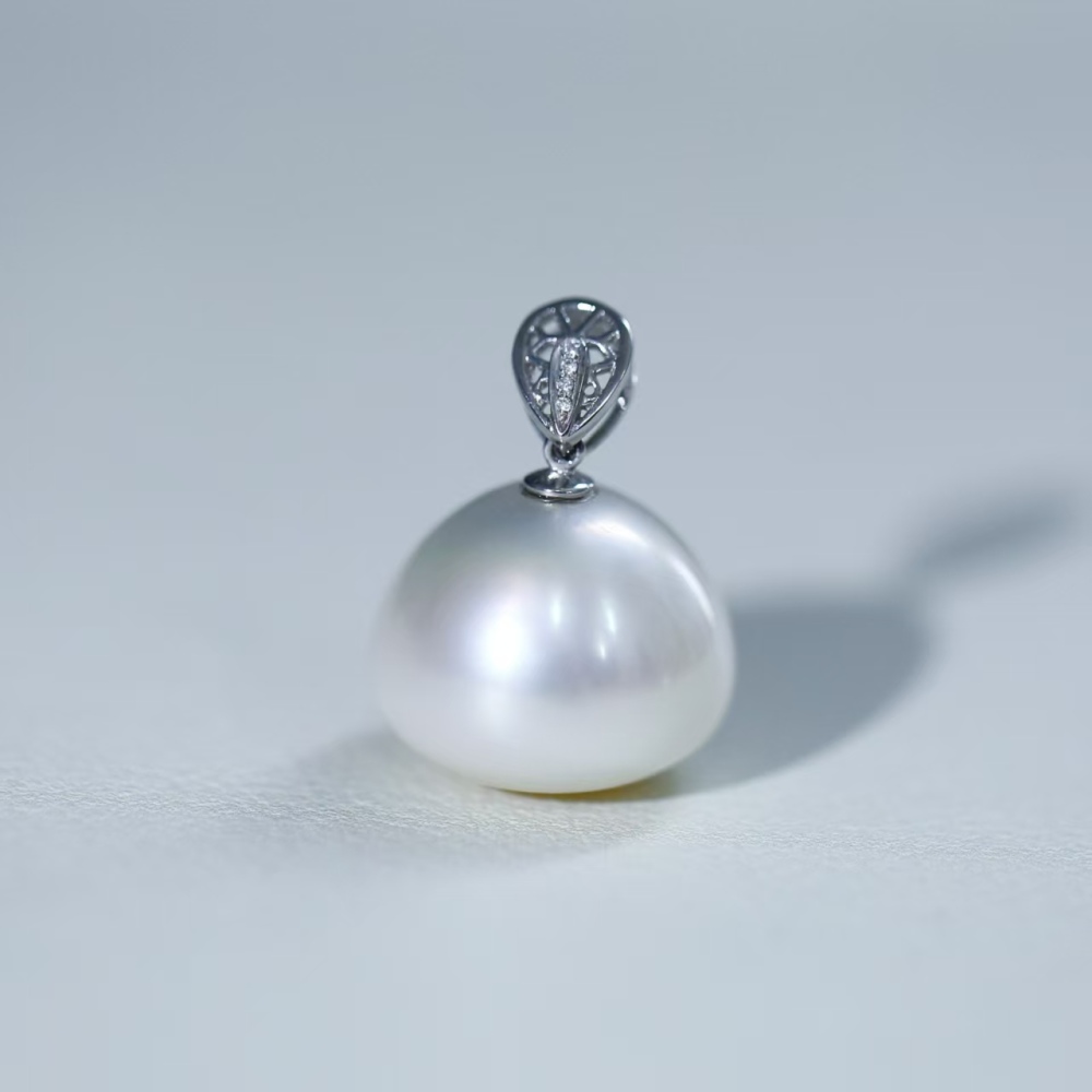 Freshwater flawless pyramid-shaped Baroque pearl 18K-gold inlaid pendant