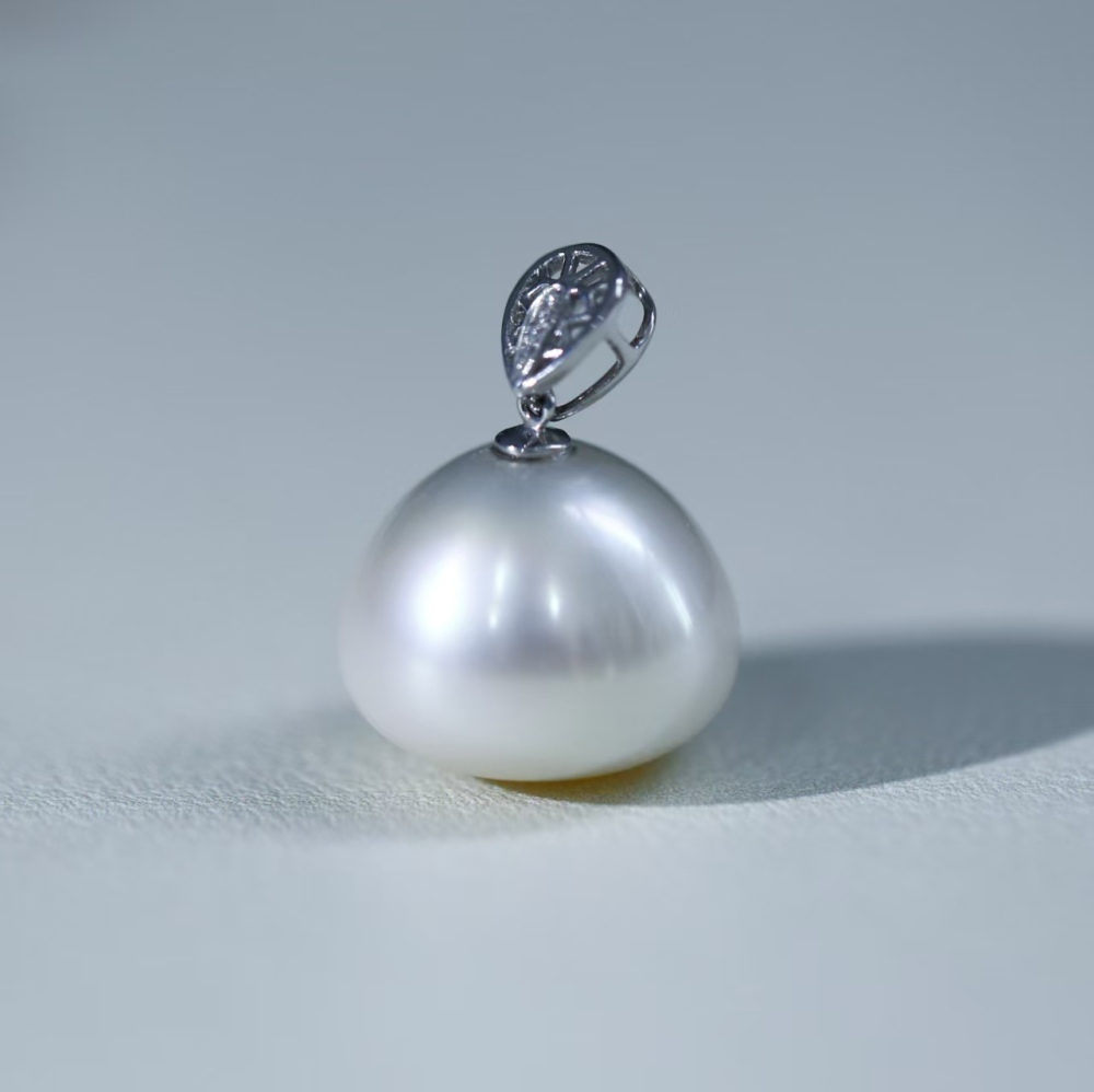 Freshwater flawless pyramid-shaped Baroque pearl 18K-gold inlaid pendant