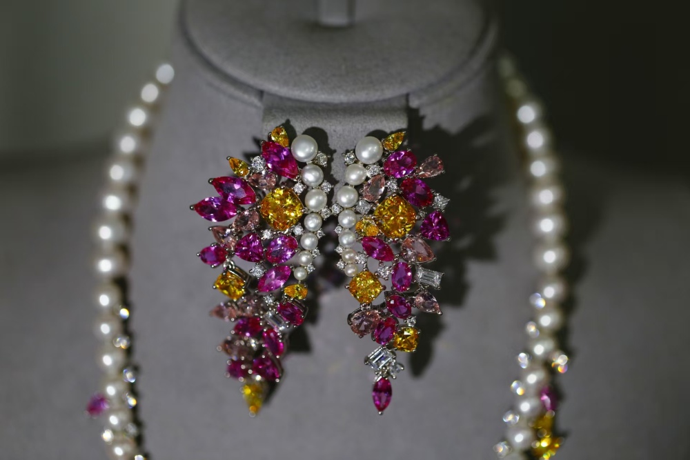 Luxurious freshwater nuclear-free white pearl necklace and earrings set