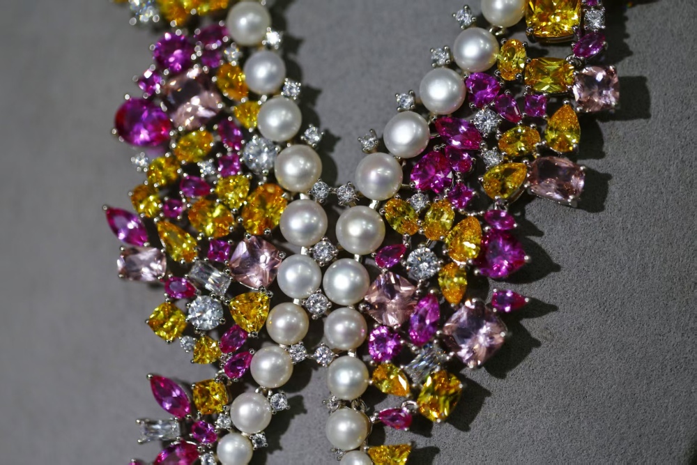 Luxurious freshwater nuclear-free white pearl necklace and earrings set