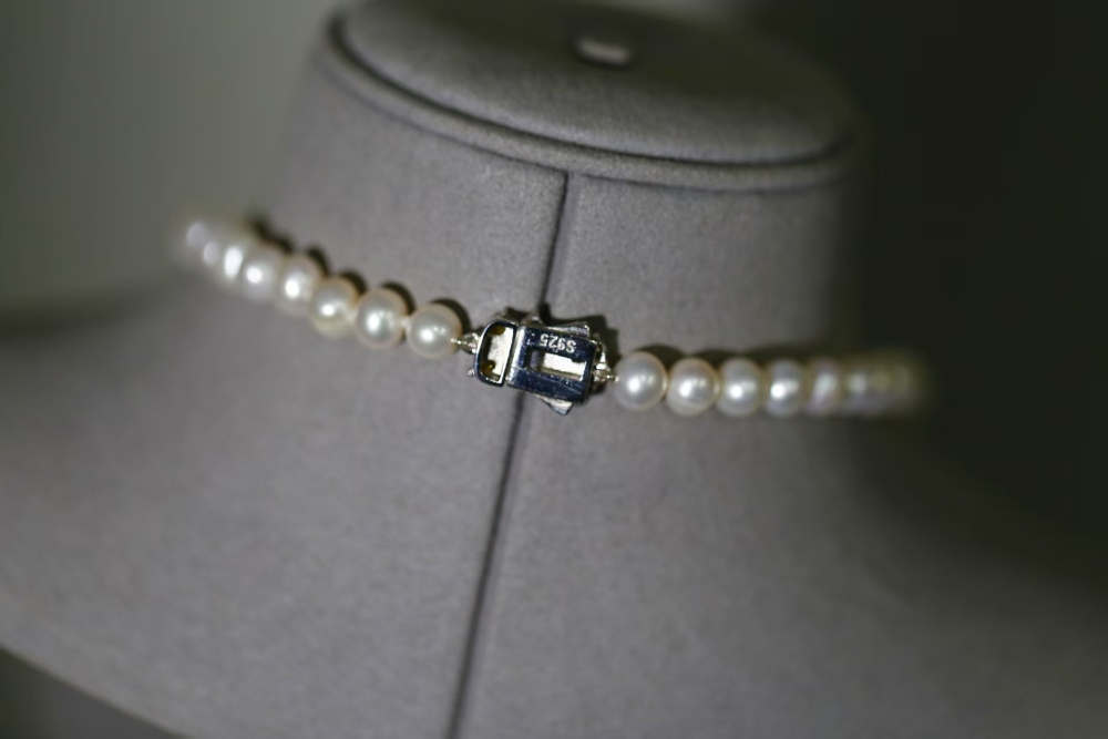 Luxurious freshwater nuclear-free white pearl necklace and earrings set
