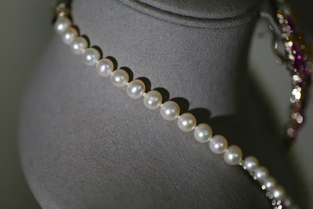 Luxurious freshwater nuclear-free white pearl necklace and earrings set