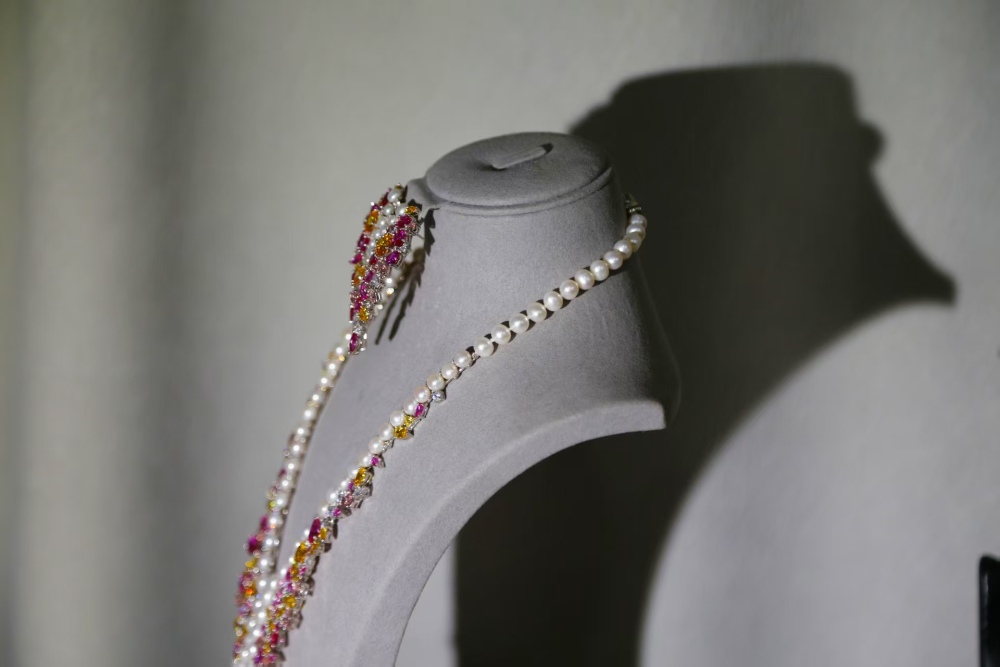 Luxurious freshwater nuclear-free white pearl necklace and earrings set