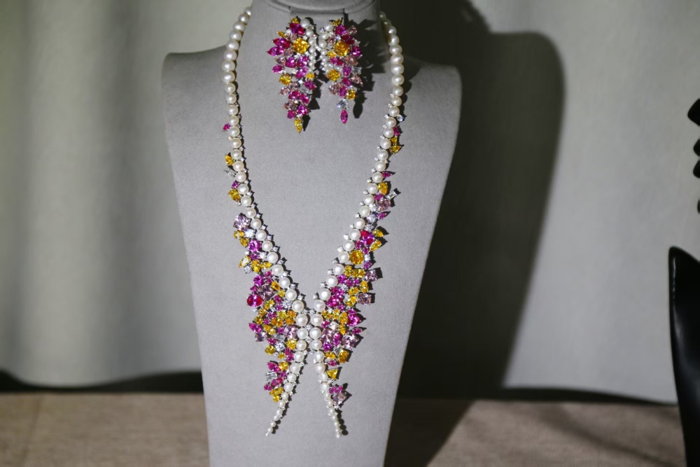 Luxurious freshwater nuclear-free white pearl necklace and earrings set