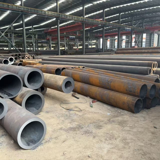 Seamless steel pipes for conveying fluids