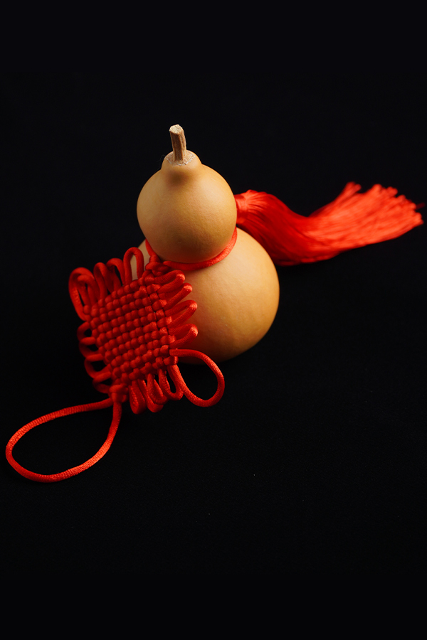 Natural Closed-Mouth Gourd Amulet for Wealth and Romance