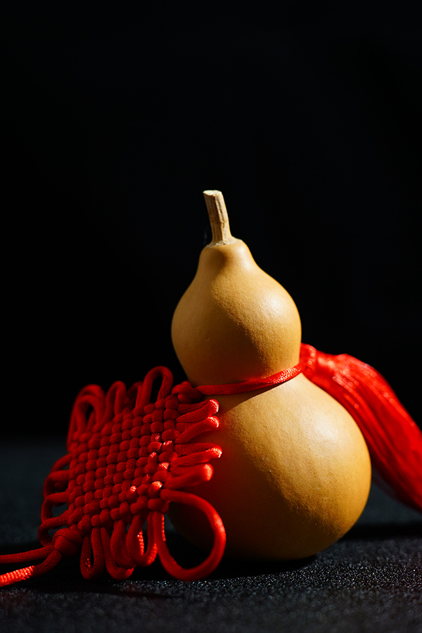 Natural Closed-Mouth Gourd Amulet for Wealth and Romance