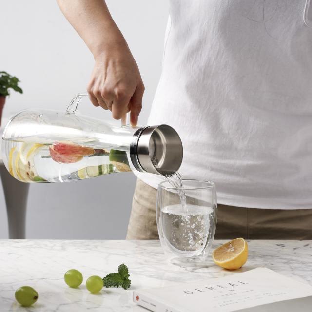 High Borosilicate Glass Pitcher with Integrated Stainless Steel Lid & Filter – 1650 ml (H25) | CnGlass