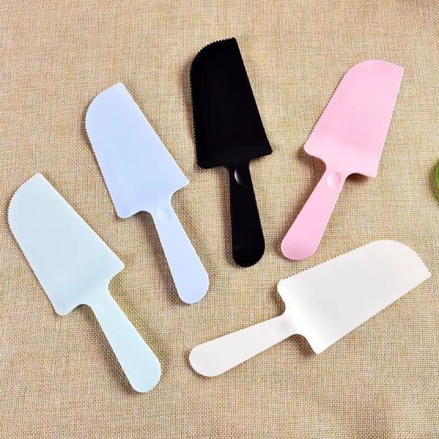 Plastic cake knife: Bringing convenience to your life