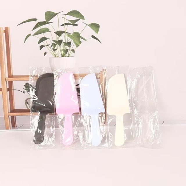 Plastic cake knife: Bringing convenience to your life