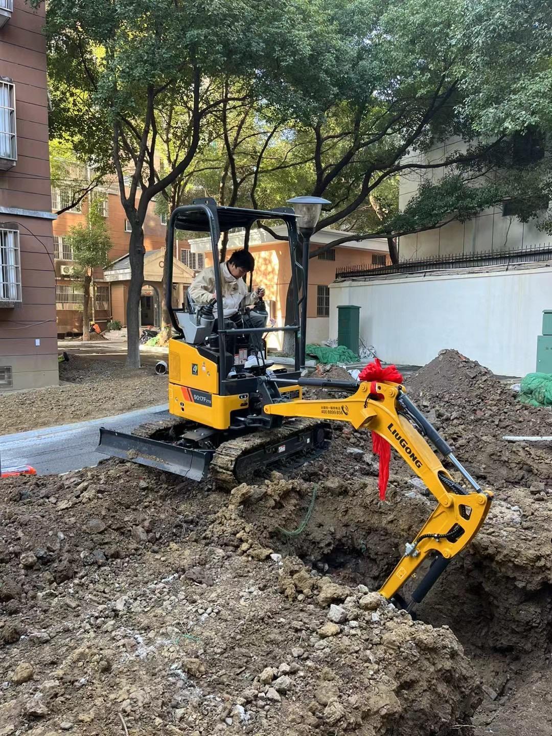 Kubota Engine Yanmar Engine China Factory LiuGong 9017FZTS 9018F 1.7 tonne 1.8 tonne mini crawler excavator steel tracks