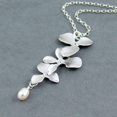 Deliate Sterling Silver Fresh Water Pearl Flower Trio Necklace for Party, Wedding