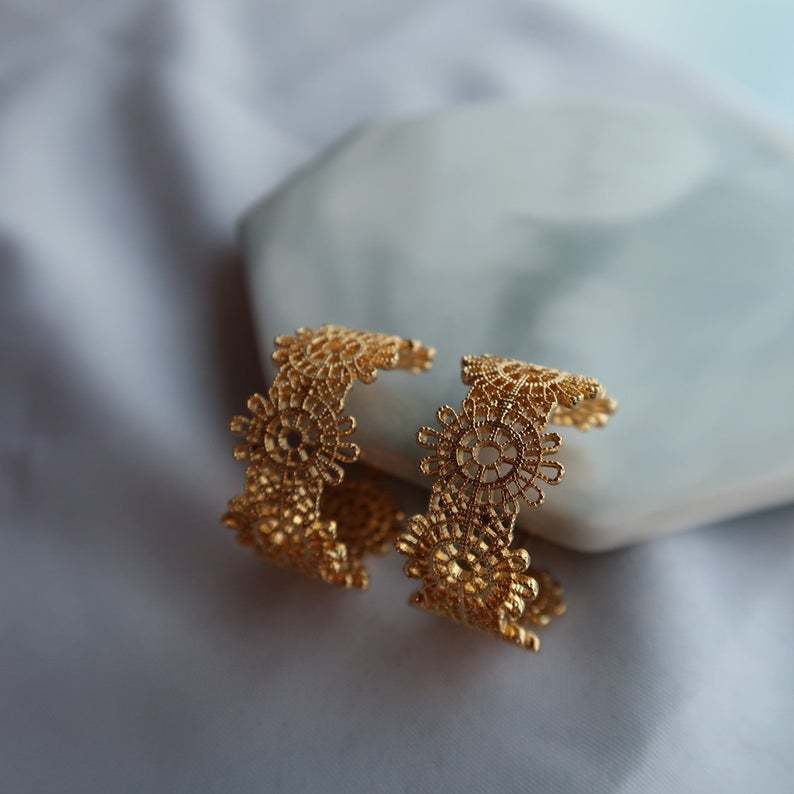 Gold Hoops Earrings, Vintage Jewelry, Carving Gold Hoops, Filigree Earrings, Delicate Gold Earrings