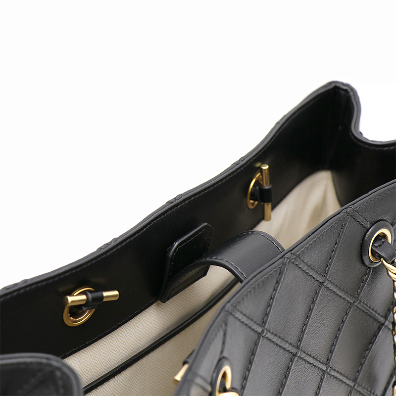 Spacious Sheepskin Leather Tote Shoulder Bag Exquisite Quilted Pattern Comfortable Strap Structured Resistant