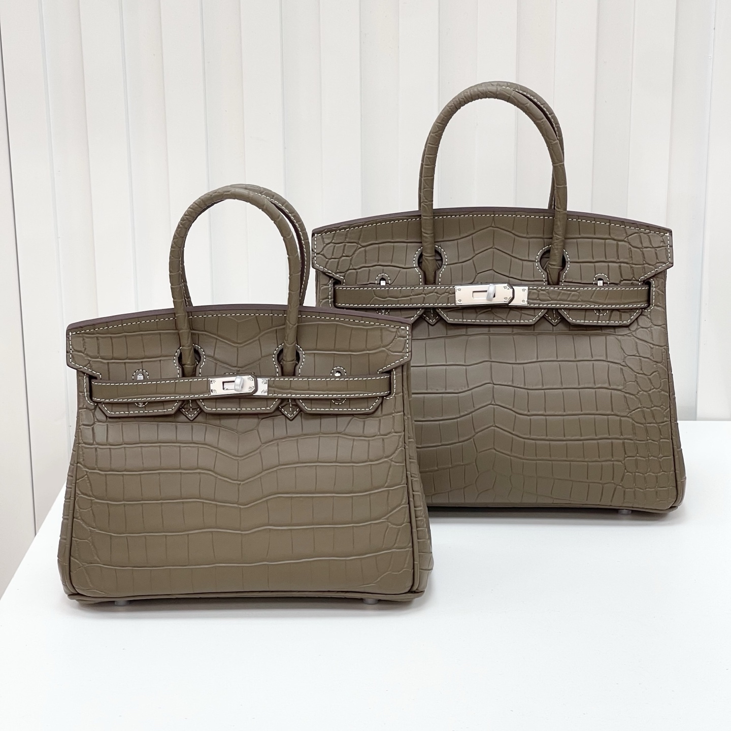 Elegant Crocodile Pattern Top-Handle Bag - Classic Style Designer Tote with Matching Lock & Key