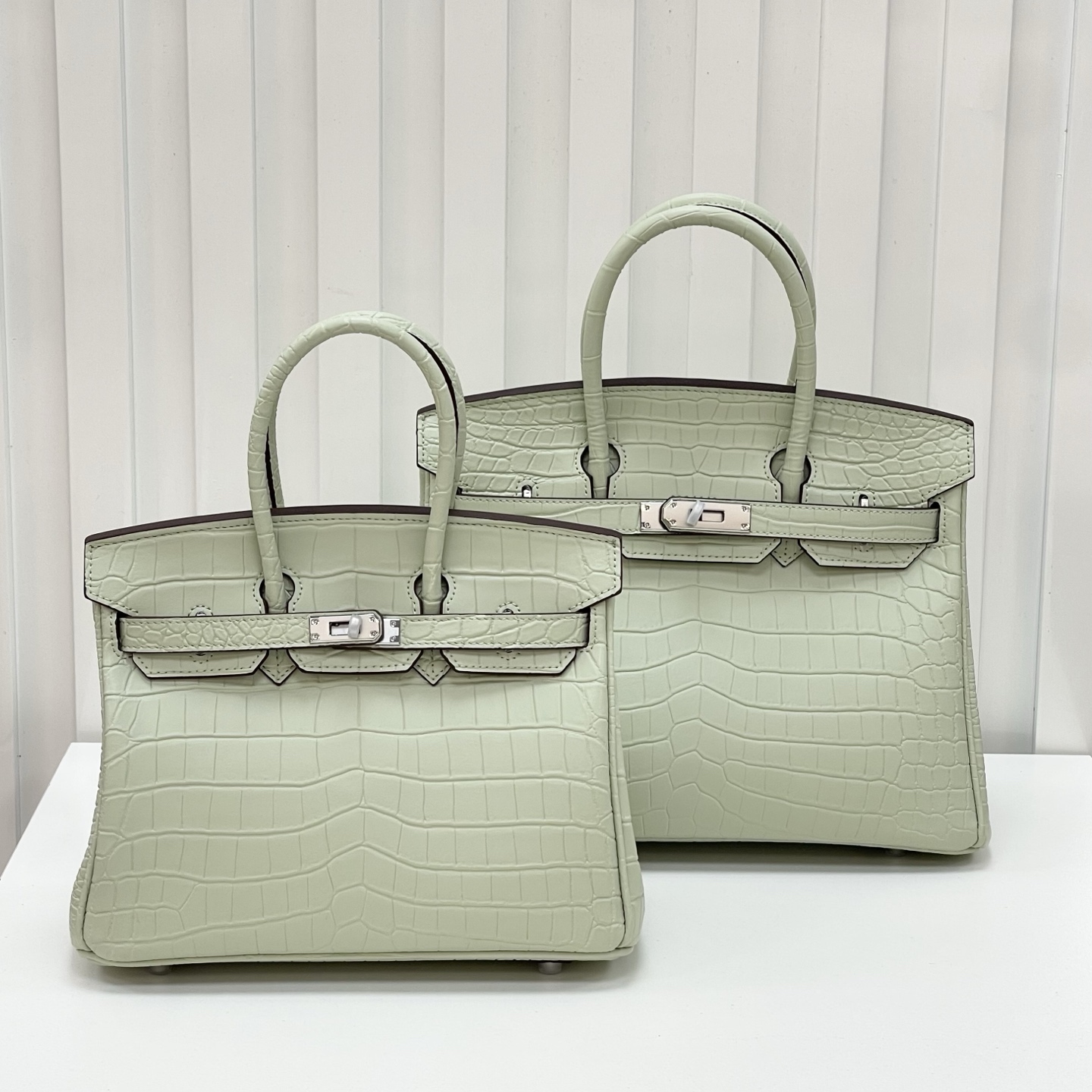 Elegant Crocodile Pattern Top-Handle Bag - Classic Style Designer Tote with Matching Lock & Key