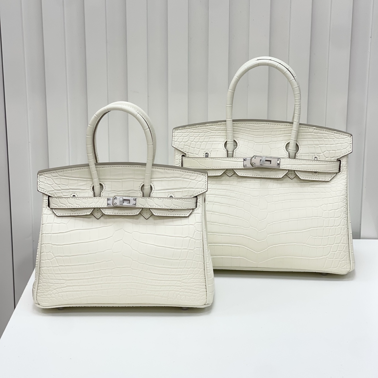 Elegant Crocodile Pattern Top-Handle Bag - Classic Style Designer Tote with Matching Lock & Key