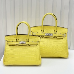 Elegant Crocodile Pattern Top-Handle Bag - Classic Style Designer Tote with Matching Lock & Key
